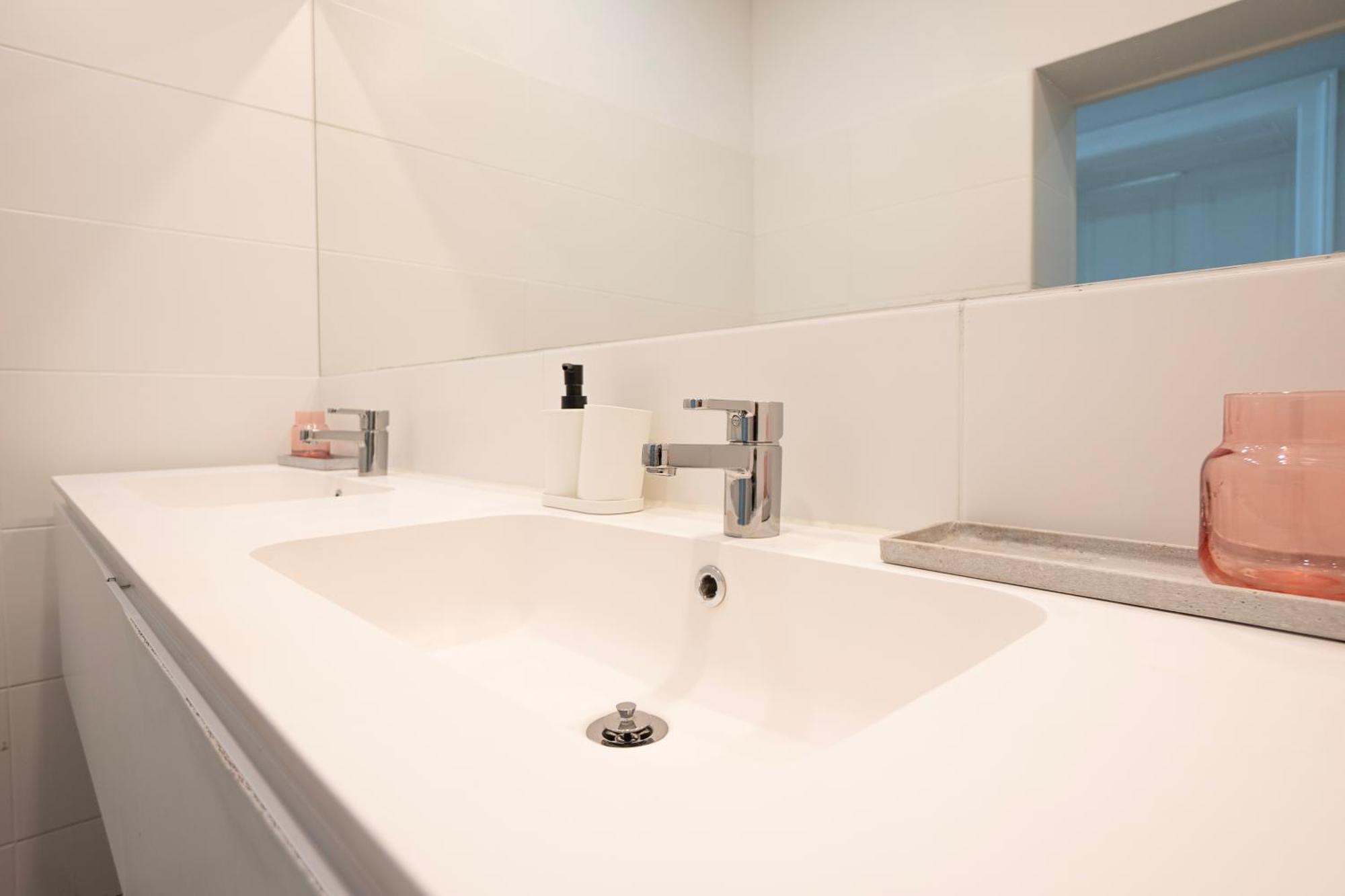 Charming 2-Room Apartment With Balcony, 15 Min To Center เวียนนา ภายนอก รูปภาพ
