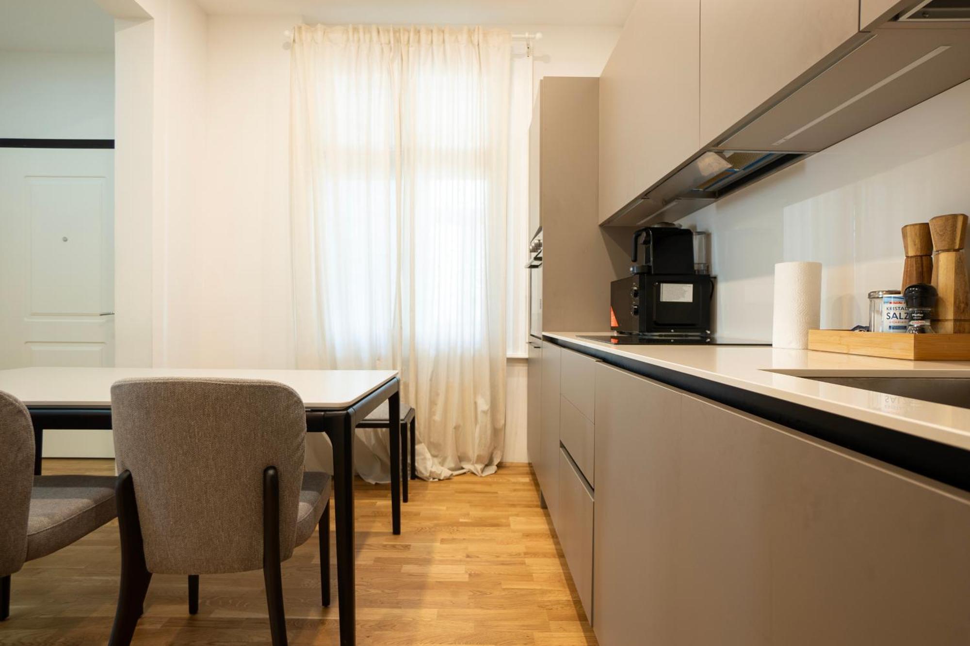 Charming 2-Room Apartment With Balcony, 15 Min To Center เวียนนา ภายนอก รูปภาพ
